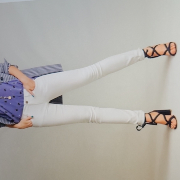 NWOT CAbi White Slimmie Jeans size 6 (3 pairs Available) - Picture 2 of 10